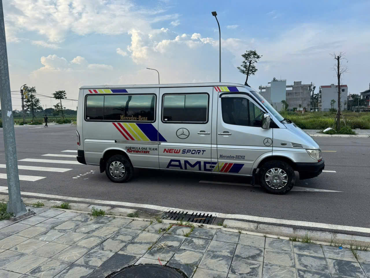 thue xe 16 cho mercedes spriner