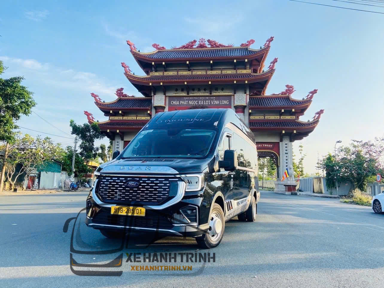 thue xe limousine 9 cho ford transit